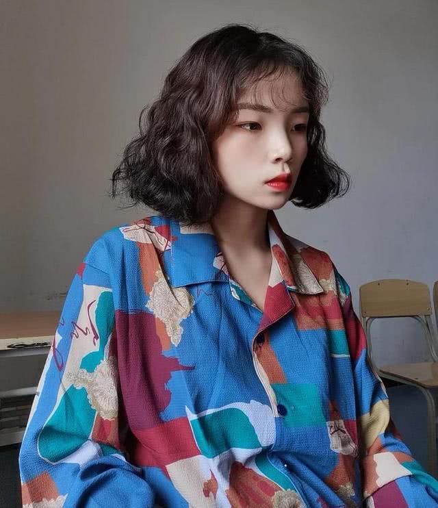 “大波浪”彻底失宠了，今年流行“复古波浪卷”，时髦又显魅力