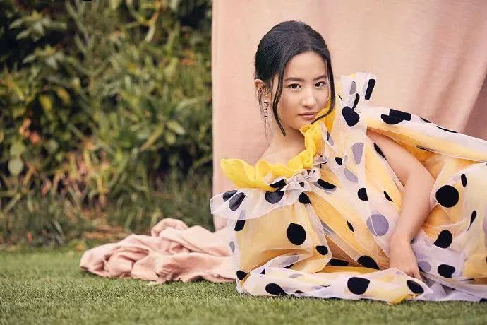 刘亦菲拍时尚杂志破烂包臀裙也敢穿出来,这曲线也太好了