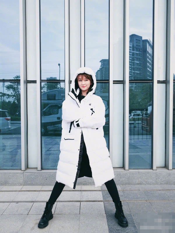 乔欣穿羽绒服难盖逆天长腿,腿细快赶超杨幂了