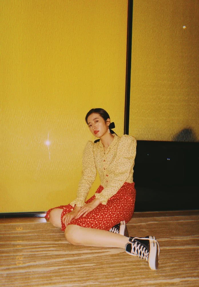 周雨彤穿碎花拼接裙配帆布鞋，明艳复古