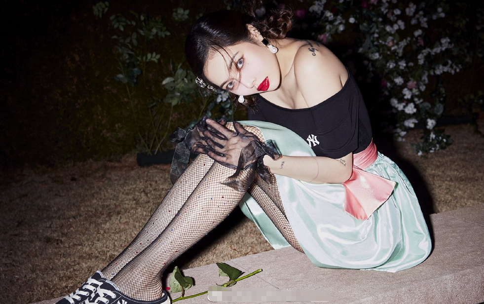 韩国女星金泫雅又挑战白色搭配,看到效果一般人不敢穿