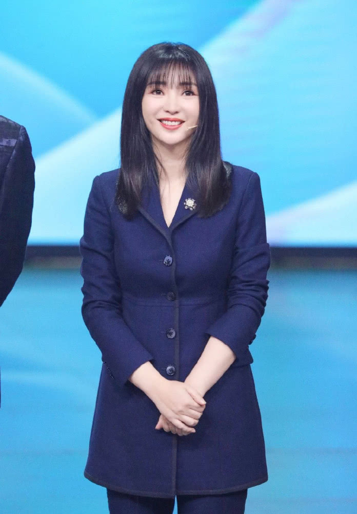 柳岩穿藏蓝呢子套装亮相,依旧笑眼弯弯,确定39了?