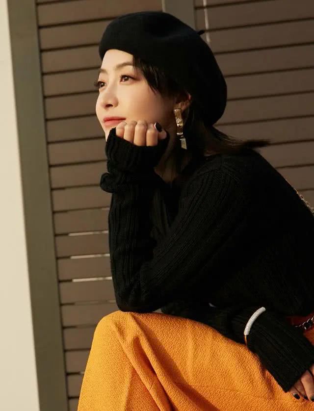 宋茜穿薄纱衫配喇叭裤复古优雅，换短款毛衣搭配阔腿裤时髦干练