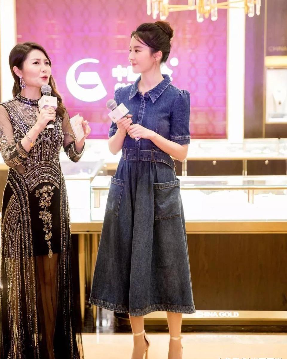 刘亦菲一袭牛仔长裙亮相,脸型也太美了吧