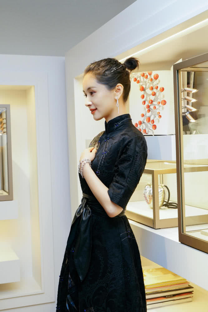 王子文穿黑色中国风连衣裙亮相,气场没少反而更强大