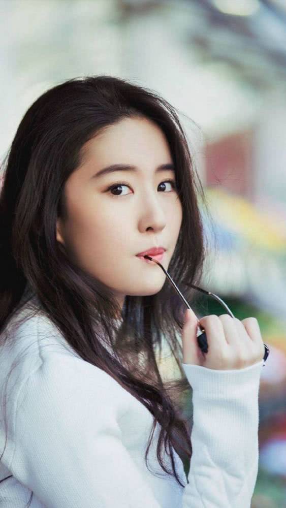 刘亦菲一看就知道没整容,这样穿真的太仙了,网友直呼:要恋爱了