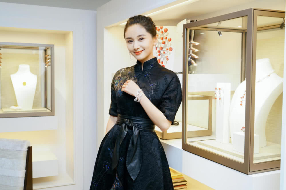 王子文穿黑色中国风连衣裙亮相,气场没少反而更强大