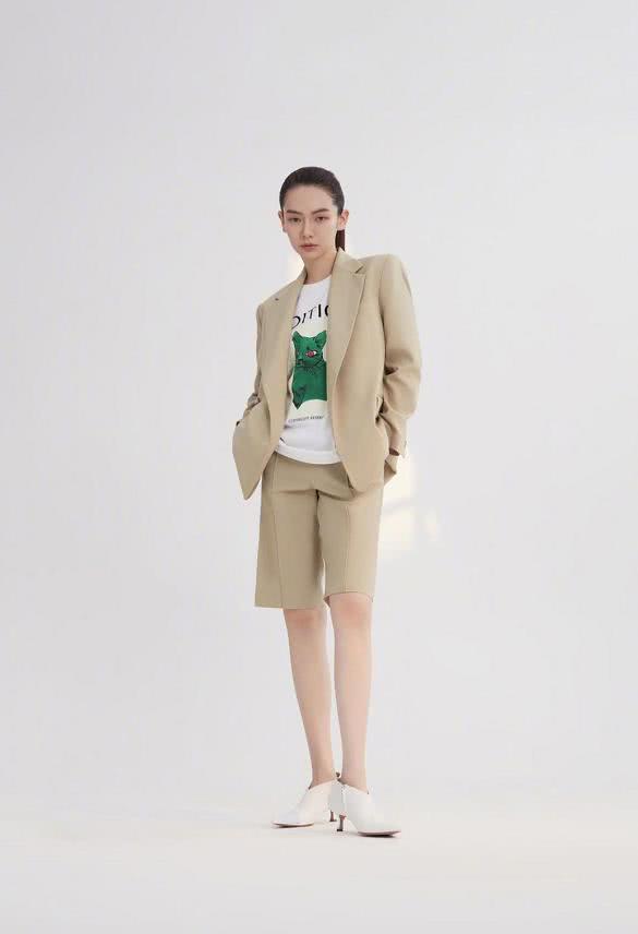 戚薇不化眼妆的模样太英气，最新造型好像“日系男友”