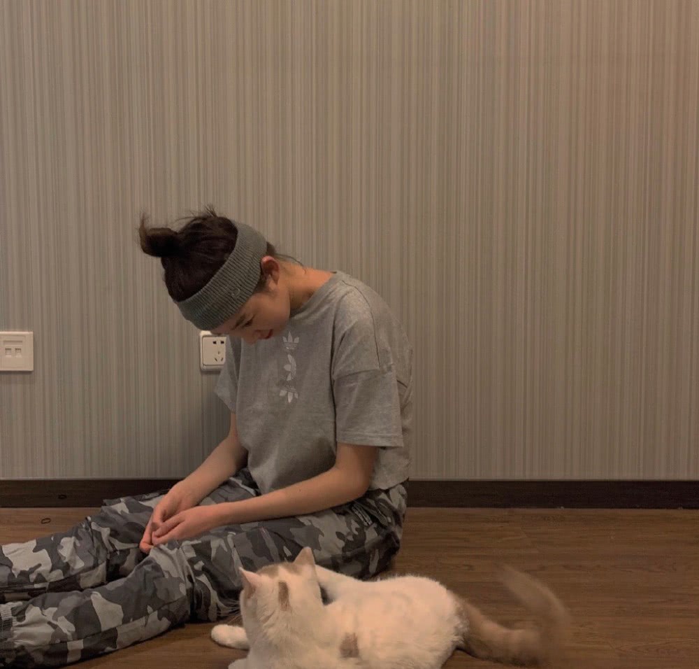 李子璇穿针织衫迷彩裤,秀长腿好帅气