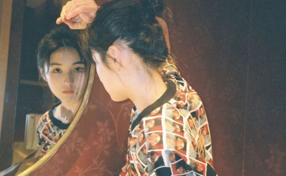 张子枫穿脸谱T恤晒照,复古时髦太有灵气