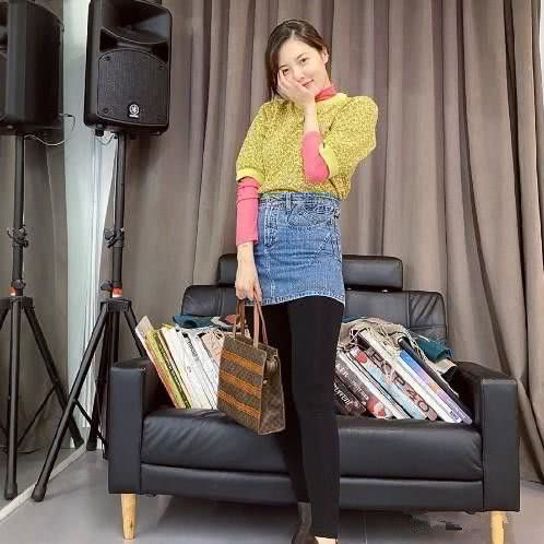 穿“乡村风”上身的金泫雅却毫无违和感，颜值和身材超棒