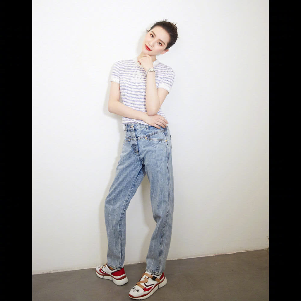 沈梦辰周雨彤示范春日穿搭 不但抢眼还招桃花！堪称行走的直男斩