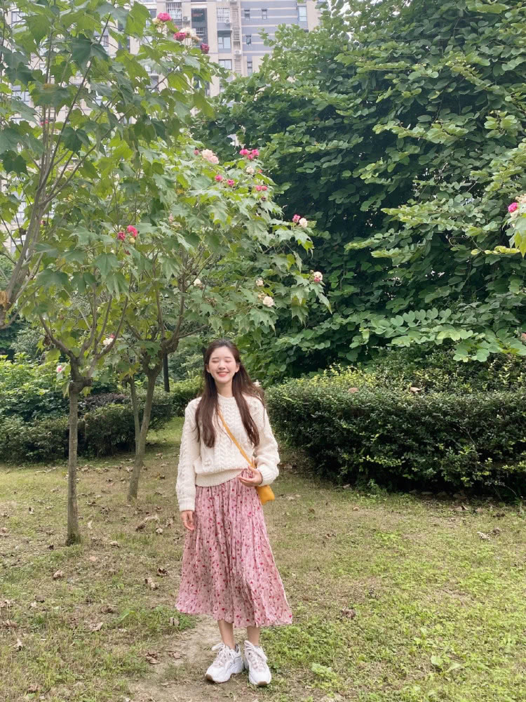 赵露思带狗撒欢，卫衣配花边裤甜SKR