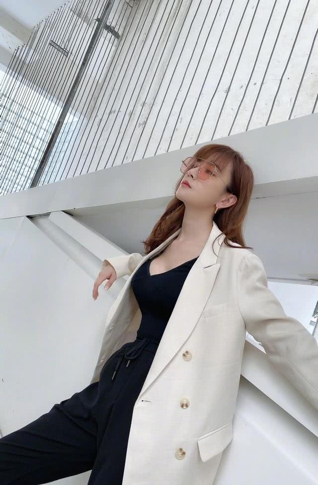 张濛茶歇裙穿出丰满的紧绷感，身材和衣品依然在线