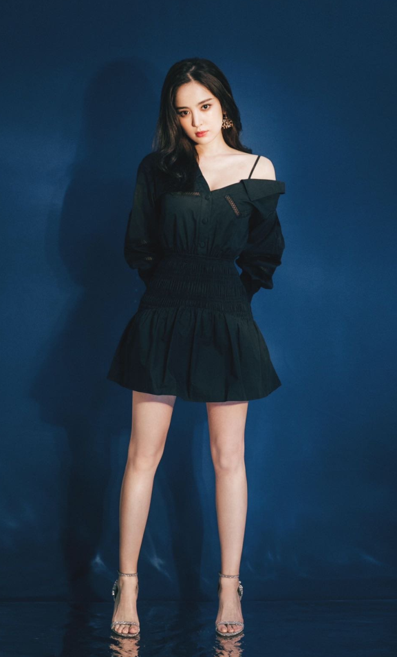 古力娜扎用“一根吊带”就撑起裙子,当领子滑下来时直男们全奔腾了