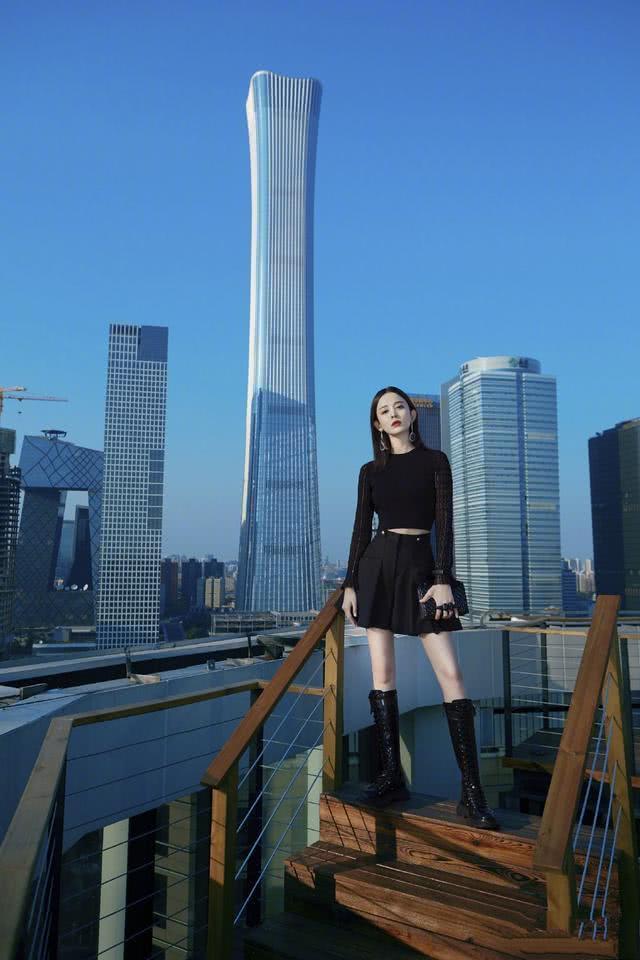 古力娜扎上央视综艺,一身运动装跳新疆舞身姿窈窕十足好看