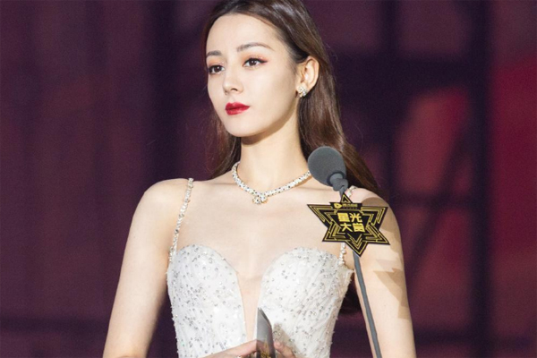 迪丽热巴跟嘉行合约什么时候到期 杨幂从中周旋如今合作稳定