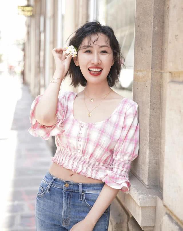 “大波浪”彻底失宠了，今年流行“复古波浪卷”，时髦又显魅力