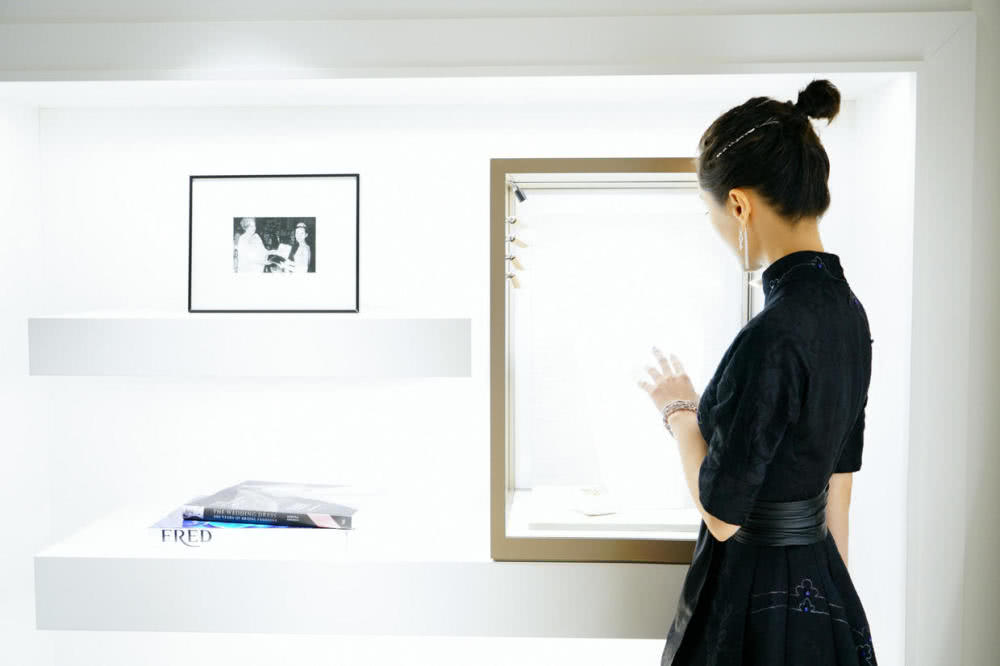 王子文穿黑色中国风连衣裙亮相,气场没少反而更强大