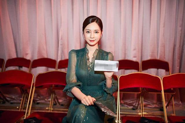 沈梦辰墨绿色薄纱连衣裙端庄优雅，越来越有女人味了！