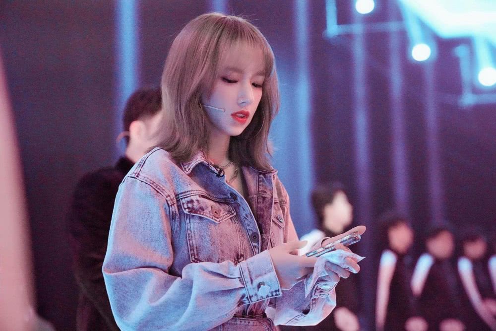 程潇最新节目造型曝光，牛仔连体衣配运动鞋可爱又有活力