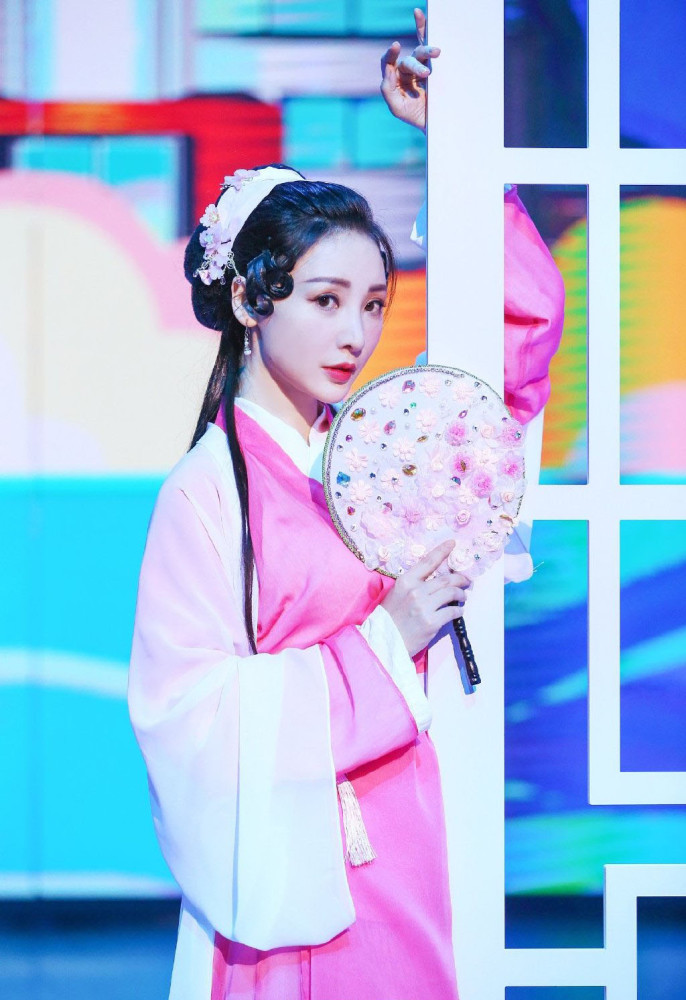 柳岩穿藏蓝呢子套装亮相,依旧笑眼弯弯,确定39了?