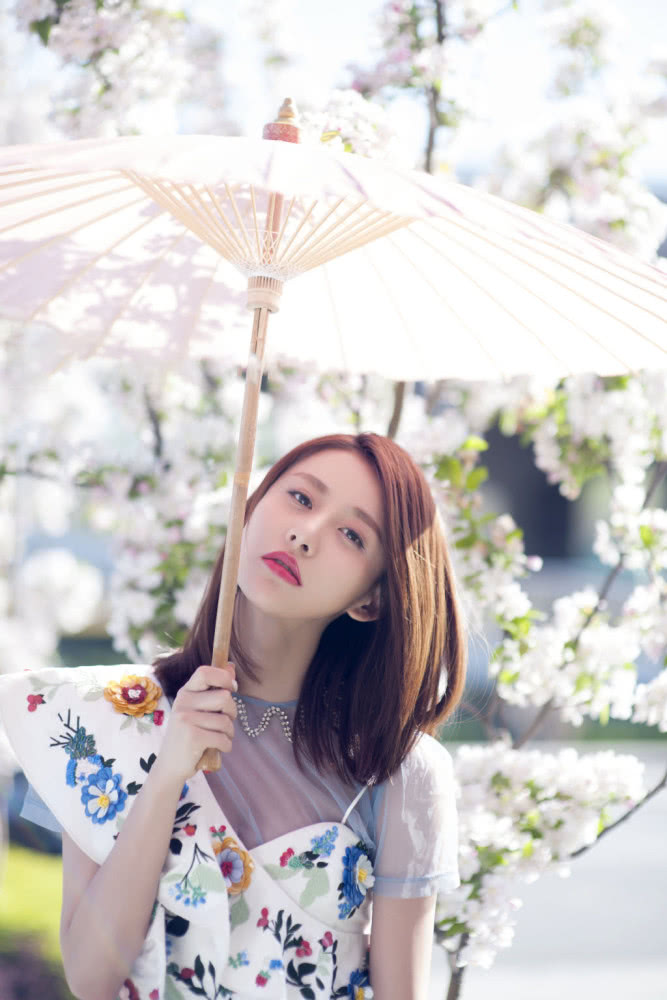 贾青穿白T格纹裙出镜，简洁日常不乏时尚