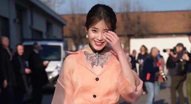 IU穿蓝色西装拍摄大片,慵懒性感太受大家喜爱了