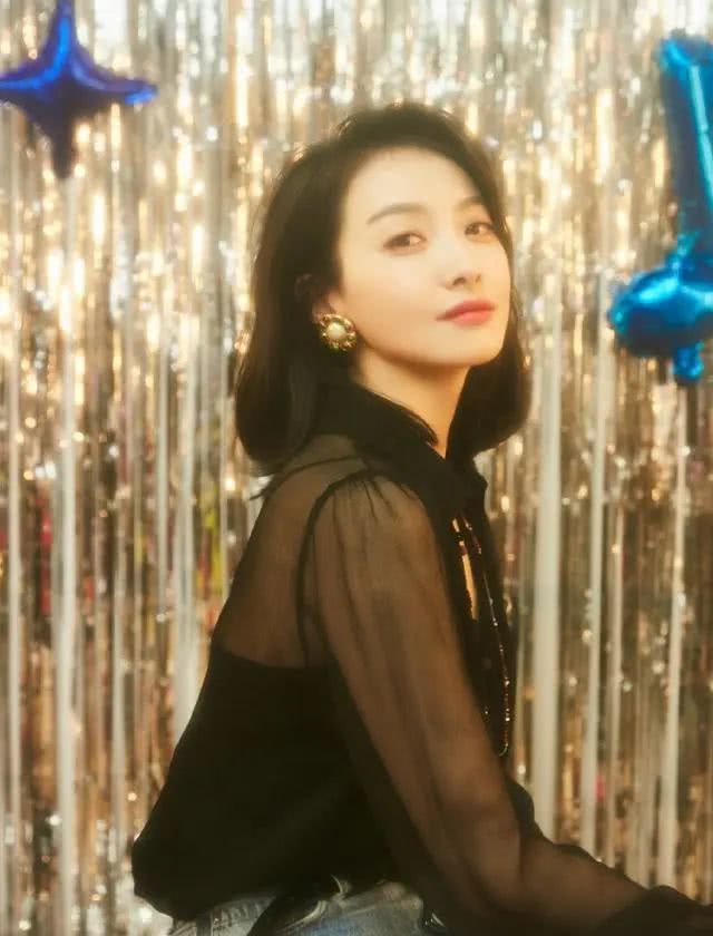 宋茜穿薄纱衫配喇叭裤复古优雅，换短款毛衣搭配阔腿裤时髦干练