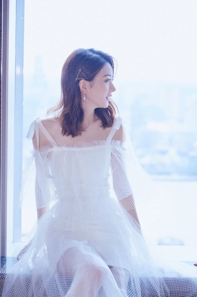 生完宝宝的赵丽颖更爱搞怪!开工穿米奇外套太可爱