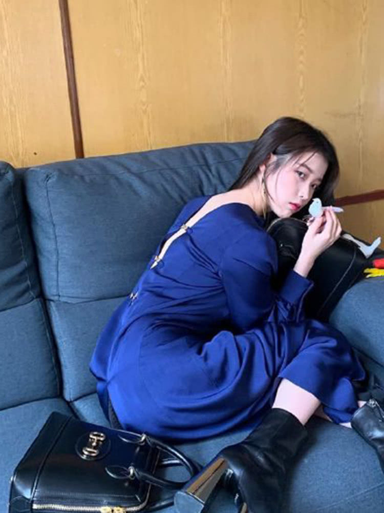 IU李知恩有颜任性,挑战高饱和度造型绿配紫意外时尚!