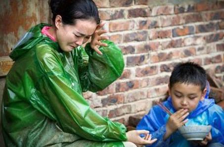 结婚便是后母的女星，她被继女欺负也罢了，她甚至被亲儿子欺负！