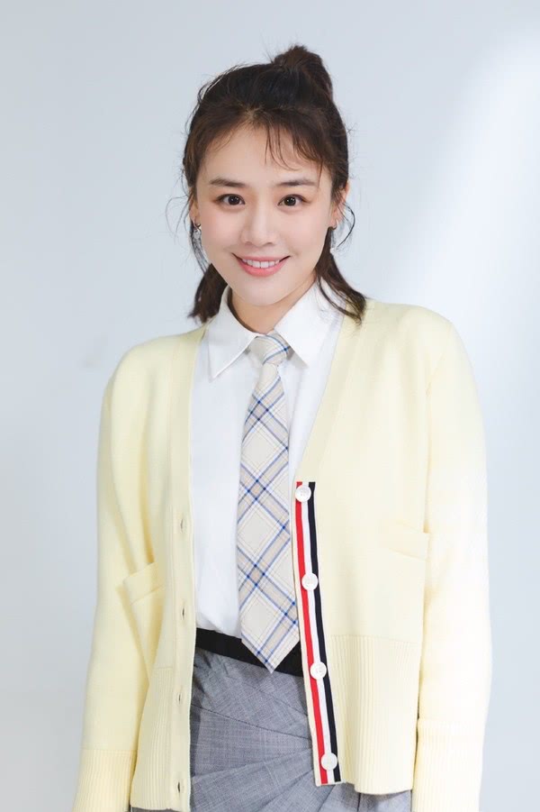 马思纯初春美照,穿淡黄色如少女,看全身照网友:腿太真实了