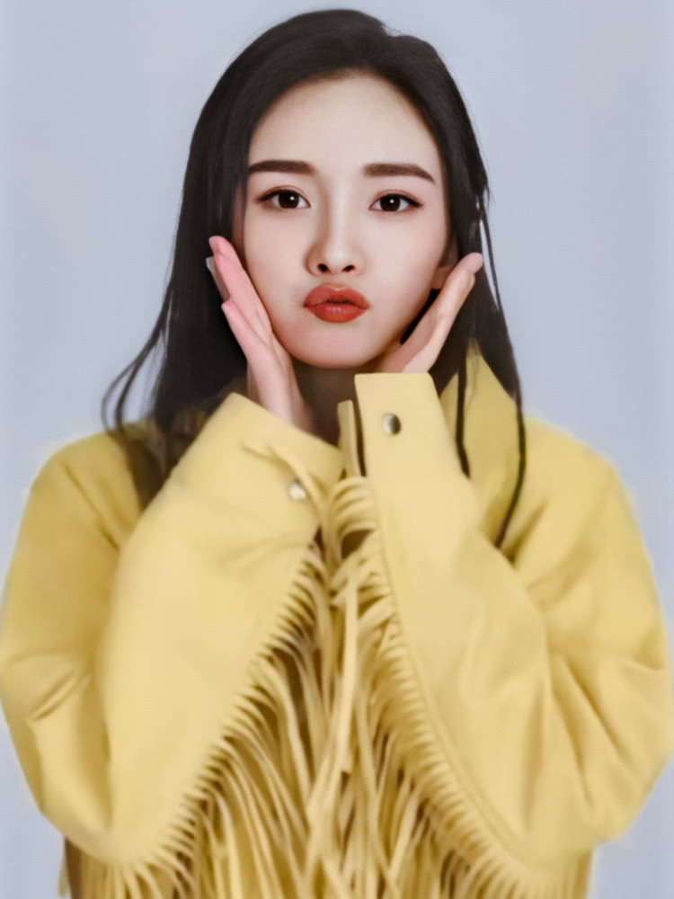 杨幂最新广告片上线，露脐装搭配开叉裙，身材比例太惊艳！