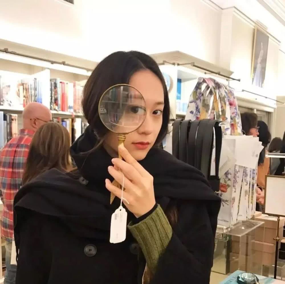 郑秀晶最新照片玩转西装造型太飒,盛世美颜又回来了