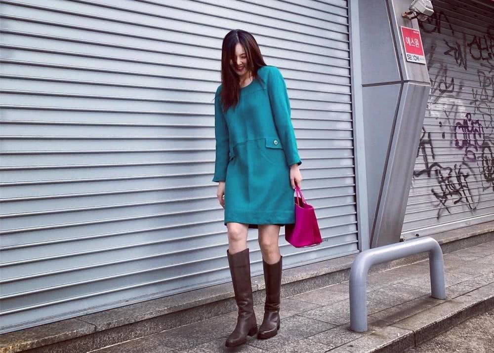 金泫雅的肉肉腿太撩人!男友风西装配黑靴气质超A,齐刘海美回初恋