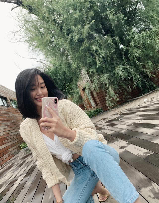 杨采钰衬衫少系两个扣搭配随性,时髦造型太抢眼