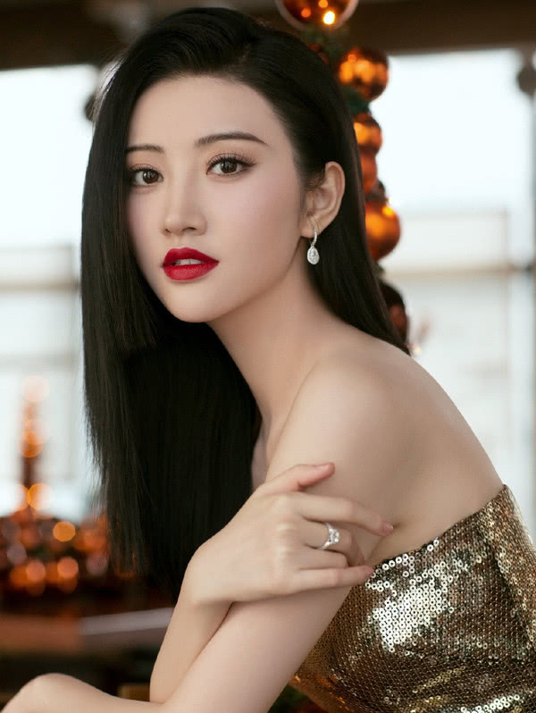 景甜穿西装配紧身内搭显好身材，淡妆美得像18岁