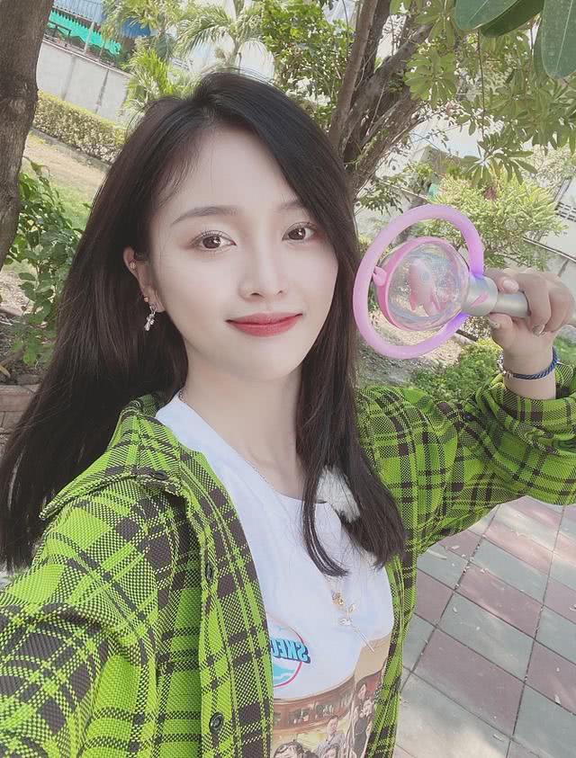 吴宣仪166身高却穿出了176的高度,腿长就占1米5