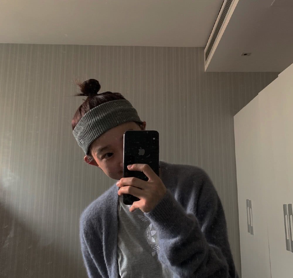 李子璇穿针织衫迷彩裤,秀长腿好帅气