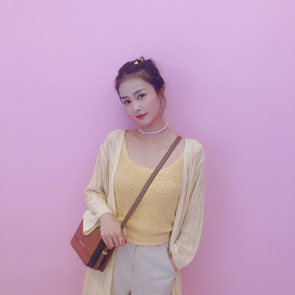 白鹿穿蓝色T恤扎小马尾，比剪刀手也太俏皮了