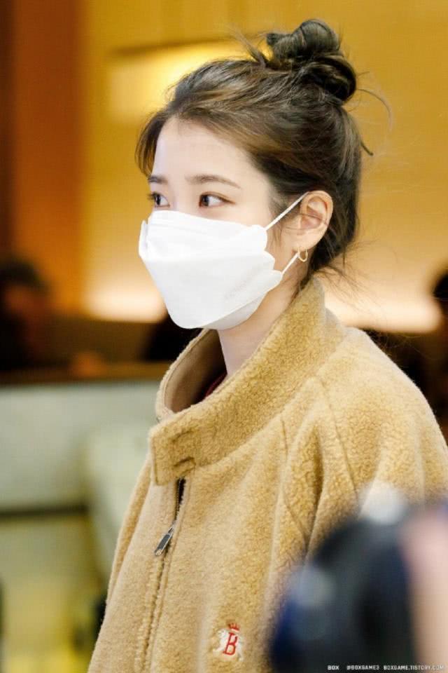 IU穿蓝色西装拍摄大片,慵懒性感太受大家喜爱了