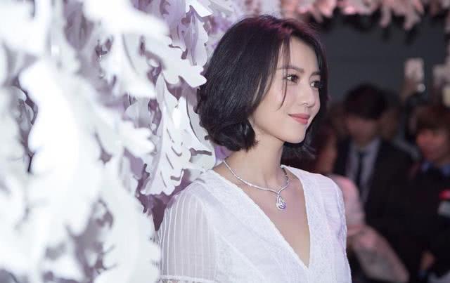 高圆圆生娃后穿白色连衣裙低调亮相,剪了波波头更洋气