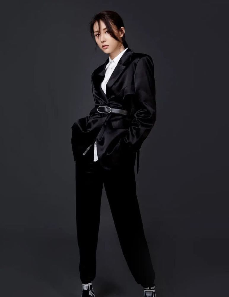 贾青穿白T格纹裙出镜，简洁日常不乏时尚