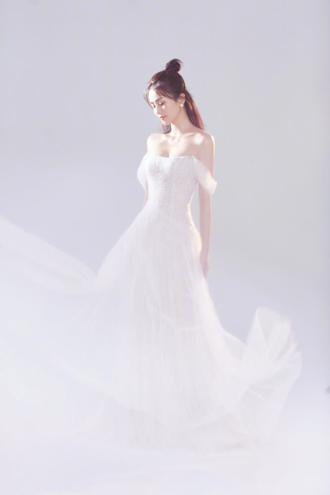 白鹿穿蓝色T恤扎小马尾，比剪刀手也太俏皮了