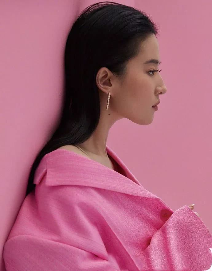 刘亦菲拍时尚杂志破烂包臀裙也敢穿出来,这曲线也太好了