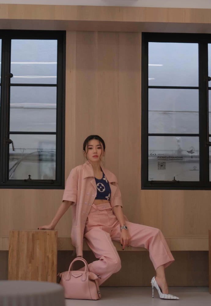 沈梦辰周雨彤示范春日穿搭 不但抢眼还招桃花！堪称行走的直男斩