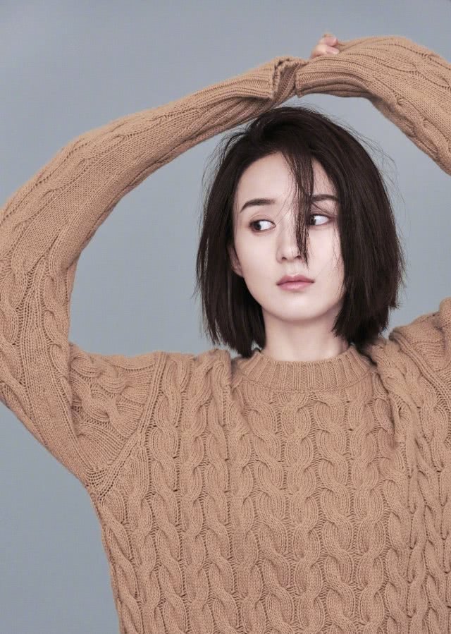 生完宝宝的赵丽颖更爱搞怪!开工穿米奇外套太可爱