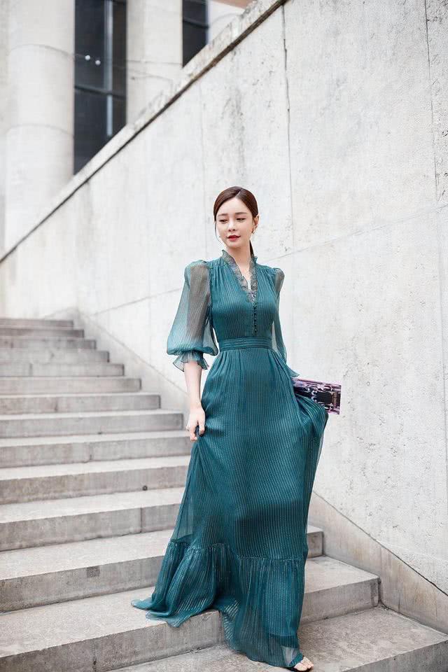 沈梦辰墨绿色薄纱连衣裙端庄优雅，越来越有女人味了！
