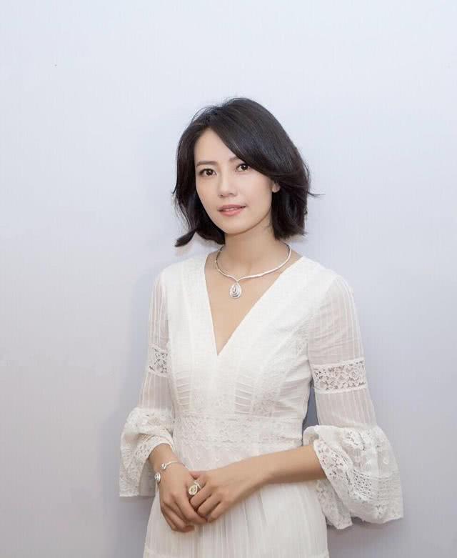 高圆圆生娃后穿白色连衣裙低调亮相,剪了波波头更洋气